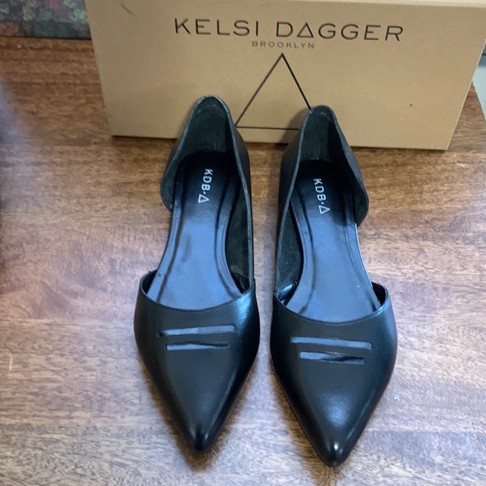 KELSI DAGGER POINTY BLACK FLAT SIZE 7 NWB